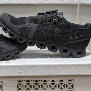 Black On Cloud 5 sneakers. Size W8.5 US.